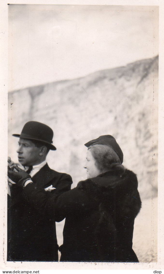 Photographie Photo Vintage Snapshot Normandie Plage Couple Mode Chapeau - Anonymous Persons