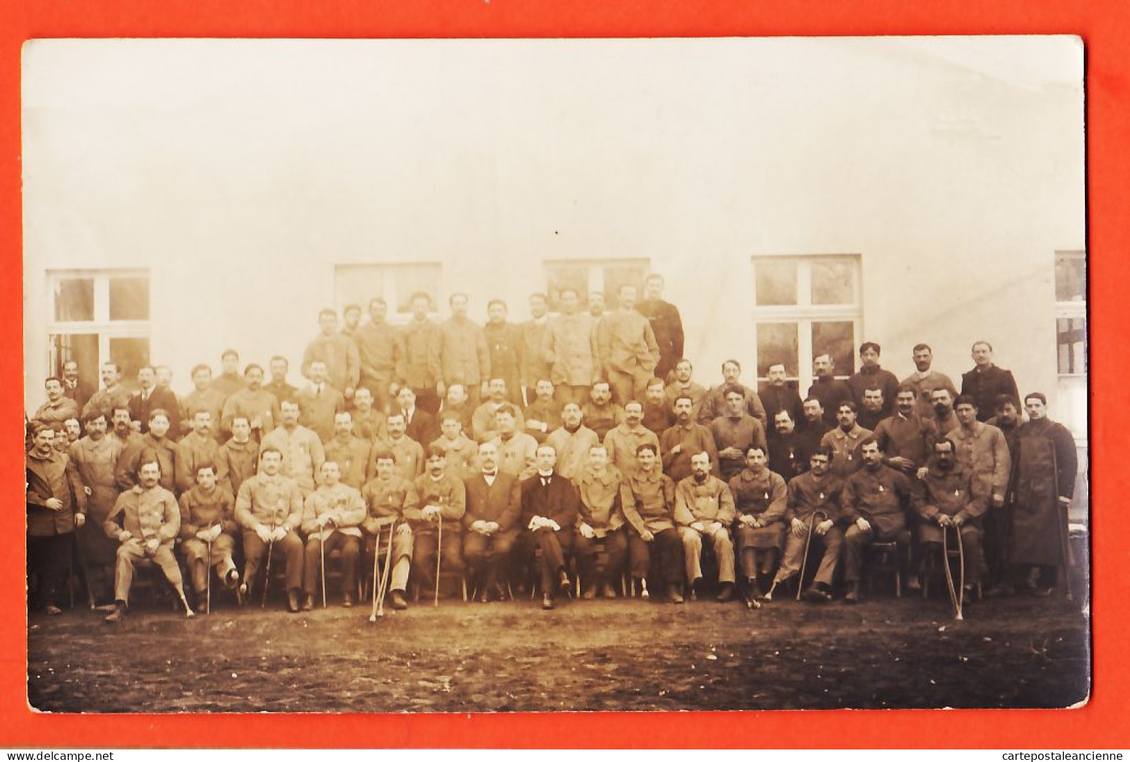 05831 / Carte-Photo Guerre 1914-1918 Hopital Militaire ? Anciens Combattants ? Poilus Unijambistes Blessés Béquilles - Guerre 1914-18