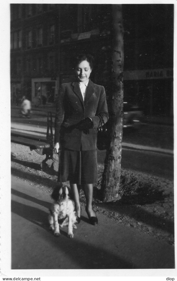 Photographie Photo Vintage Snapshot Chien Dog Femme Mode Chic - Anonymous Persons