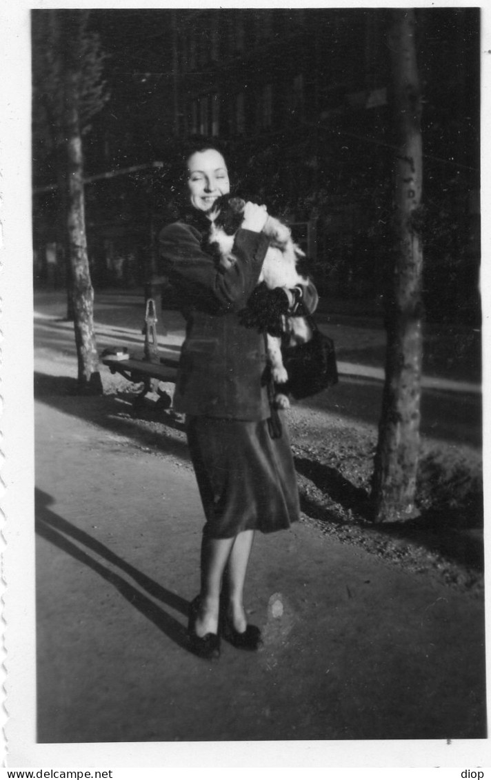 Photographie Photo Vintage Snapshot Chien Dog Femme Mode Chic  - Personas Anónimos