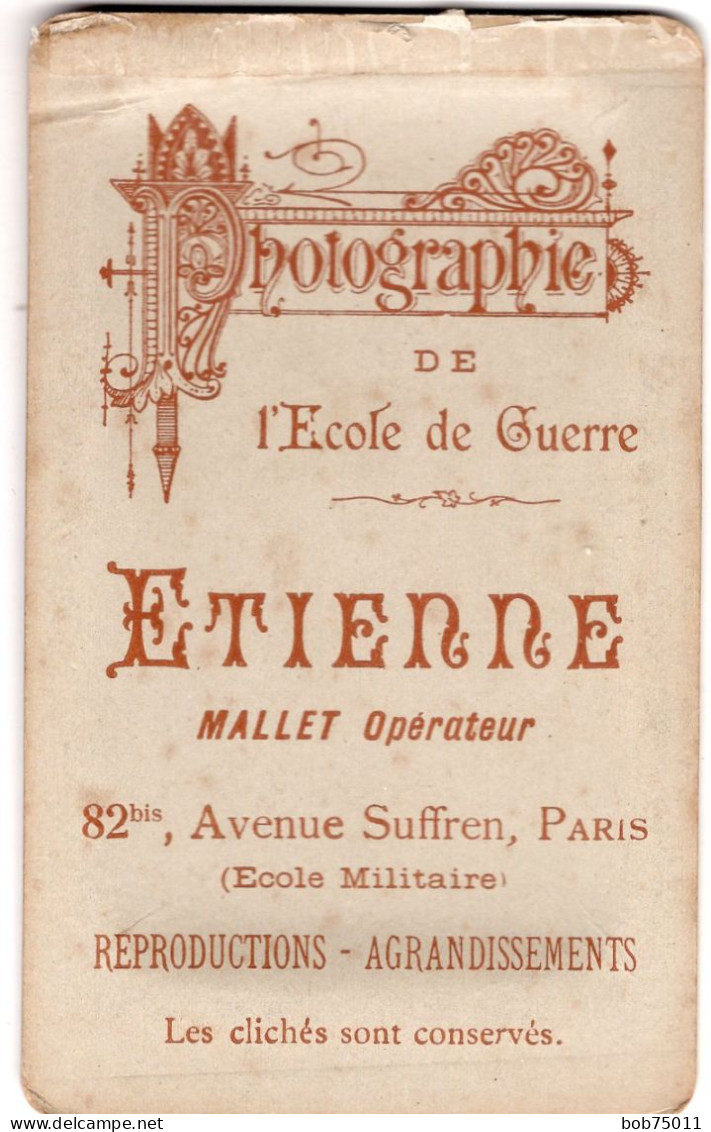 Photo CDV D'un Officier Francais Du 2 éme Régiment D'infanterie Posant Dans Un Studio Photo A Paris - Anciennes (Av. 1900)