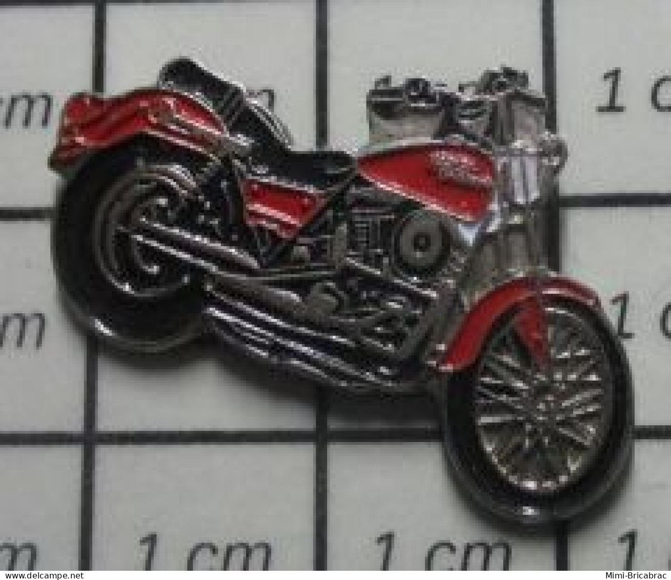 1010  Pin's Pins / Beau Et Rare / MOTOS / GROSSE MOTO ROUTIERE RETRO ROUGE PEUT ETRE HARLEY ? - Motorräder