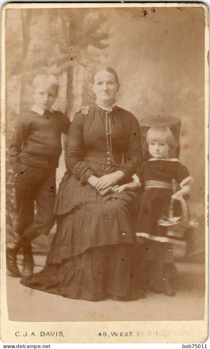 Photo CDV D'une Femme  élégante Avec Ces Deux Enfants Posant Dans Un Studio Photo A  Brighton - Ancianas (antes De 1900)