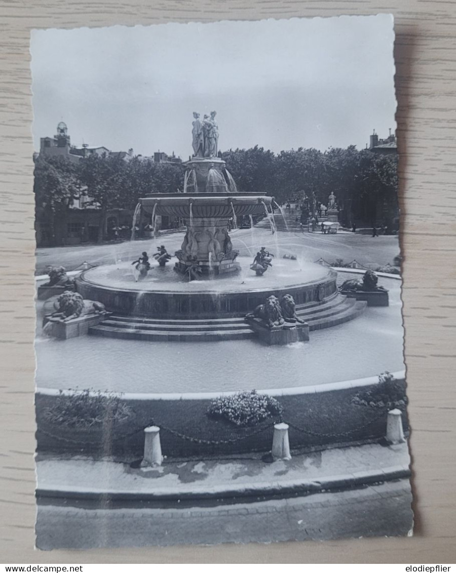 La Cité Du Roi René. La Grande Fontaine Sur La Rotonde - Aix En Provence