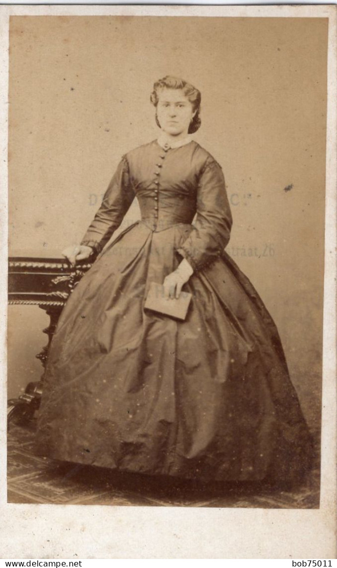 Photo CDV D'une Jeune Femme   élégante Posant Dans Un Studio Photo - Ancianas (antes De 1900)