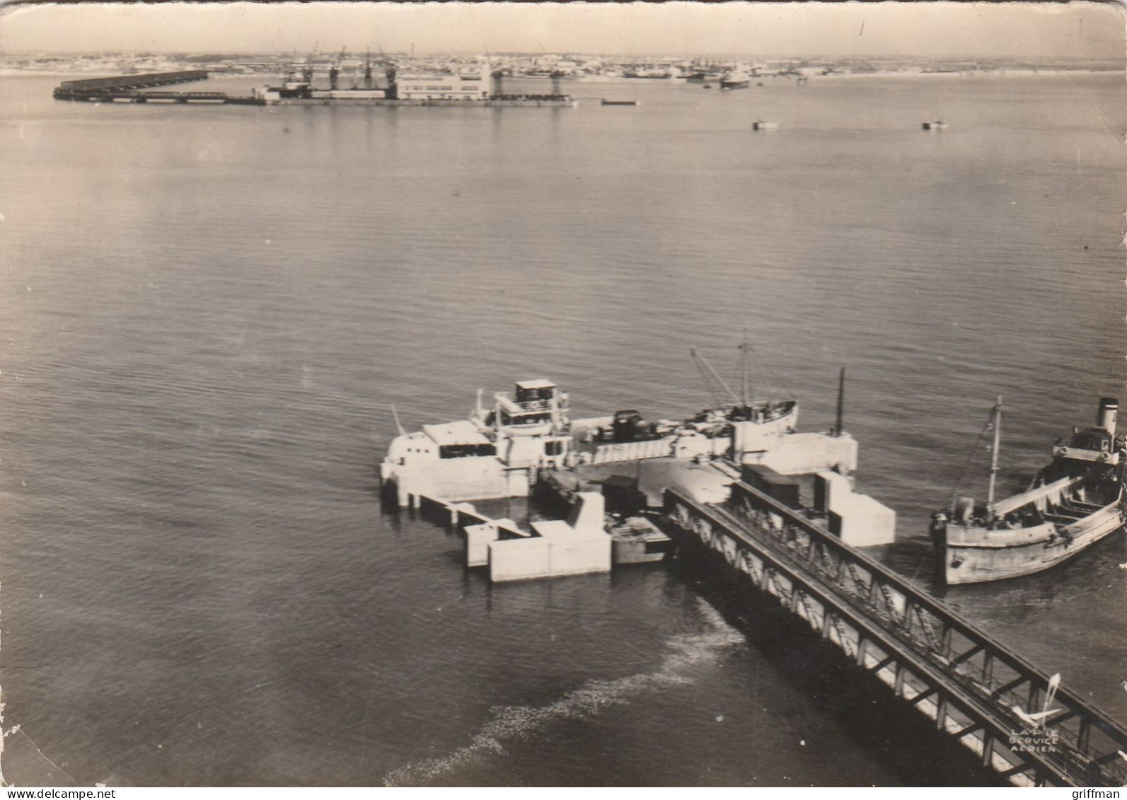 EN AVION AU DESSUS DE L'ILE DE RE L'EMBARCADERE DE SABLANCEAUX LE CHAMPLAIN ET LE MOLE D'ESCALE CPSM 10X15 TBE - Ile De Ré