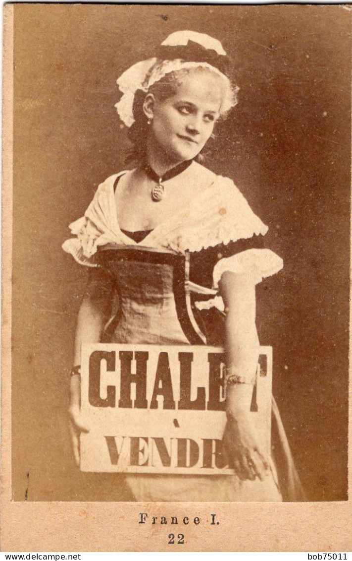 Photo CDV D'une Jeune Femme  élégante Posant Dans Un Studio Photo - Oud (voor 1900)