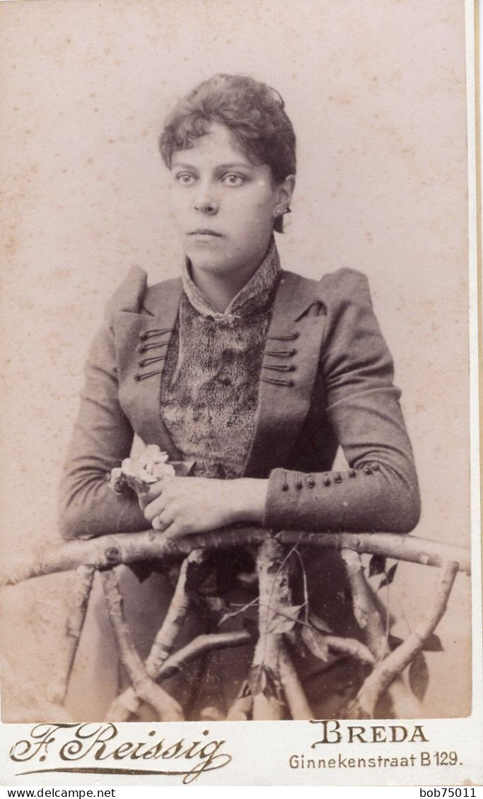 Photo CDV D'une Jeune Femme  élégante Posant Dans Un Studio Photo A  Breda ( Pays-Bas ) - Oud (voor 1900)