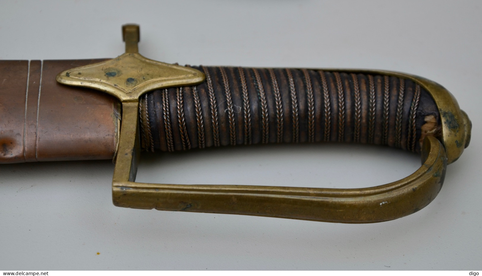 Sabre d’officier de chasseurs à cheval modèle 1792, avec son ceinturon en cuir à boucles à tête de lion en laiton doré.