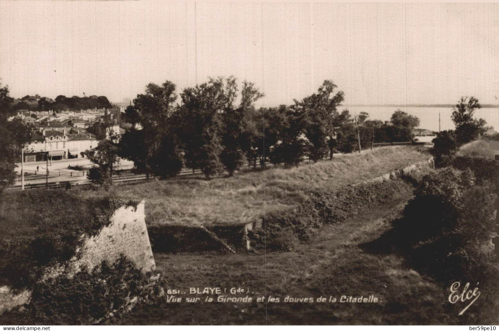 33 BLAYE VUE SUR LA GIRONDE ET LES DOUVES DE LA CITADELLE - Blaye