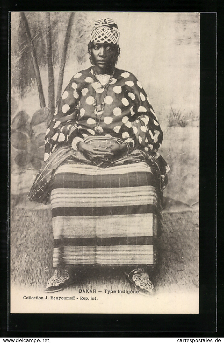 CPA Dakar, Indigene Frau Avec Traditioneller Kleidung Et Schmuck  - Ohne Zuordnung