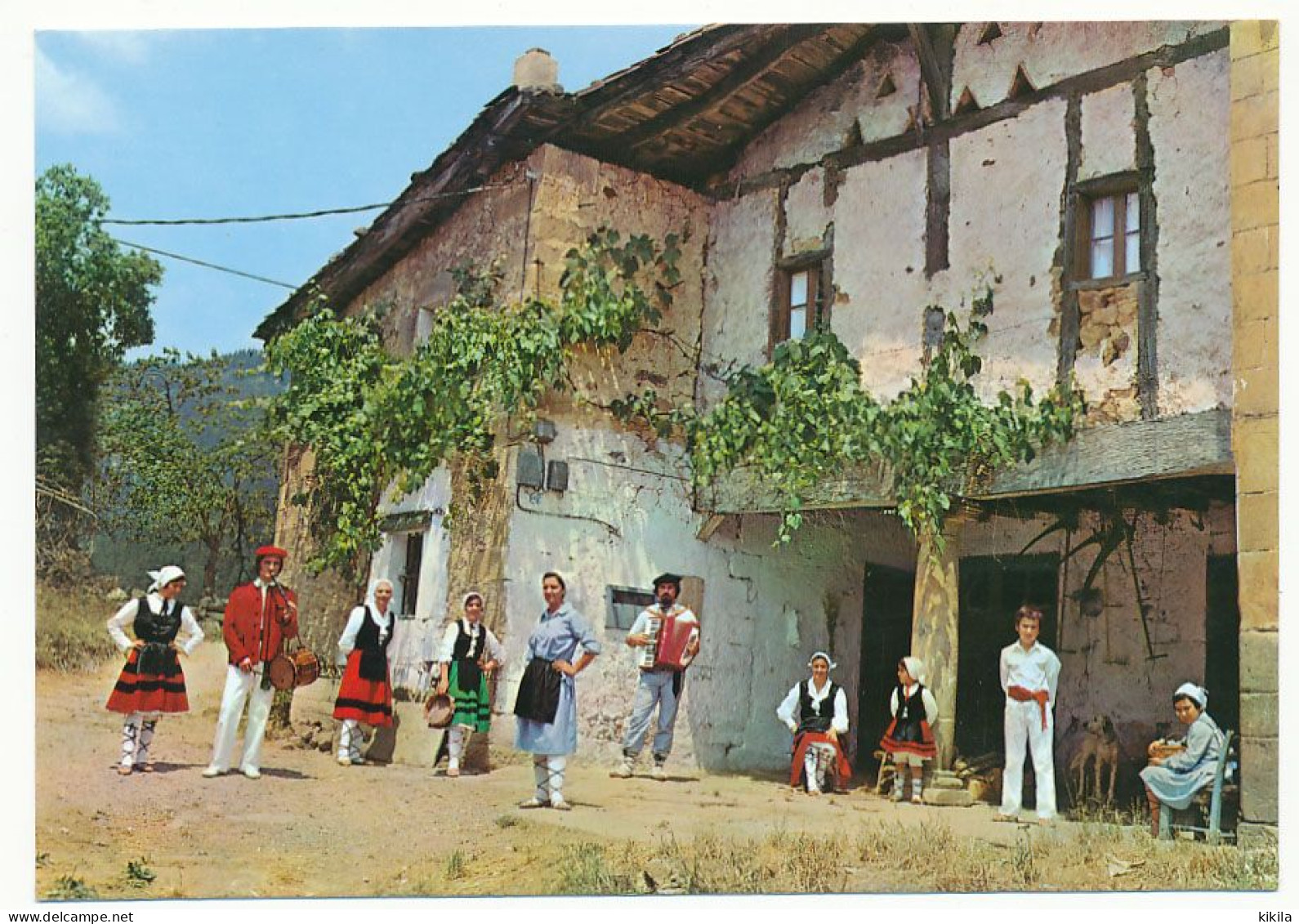 CPSM 10.5 X 15 Espagne Folklore (36) Caserio Tipico Vasco  Maison Typique Basque, Femmes, Hommes Enfant En Costumes* - Altri & Non Classificati