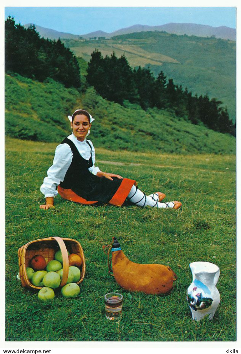 CPSM 10.5 X 15 Espagne Folklore (18)  Tipico Vasco Jeune Fille En Costume Traditionnel Basque Pommes Gourde Pichet Verre - Autres & Non Classés