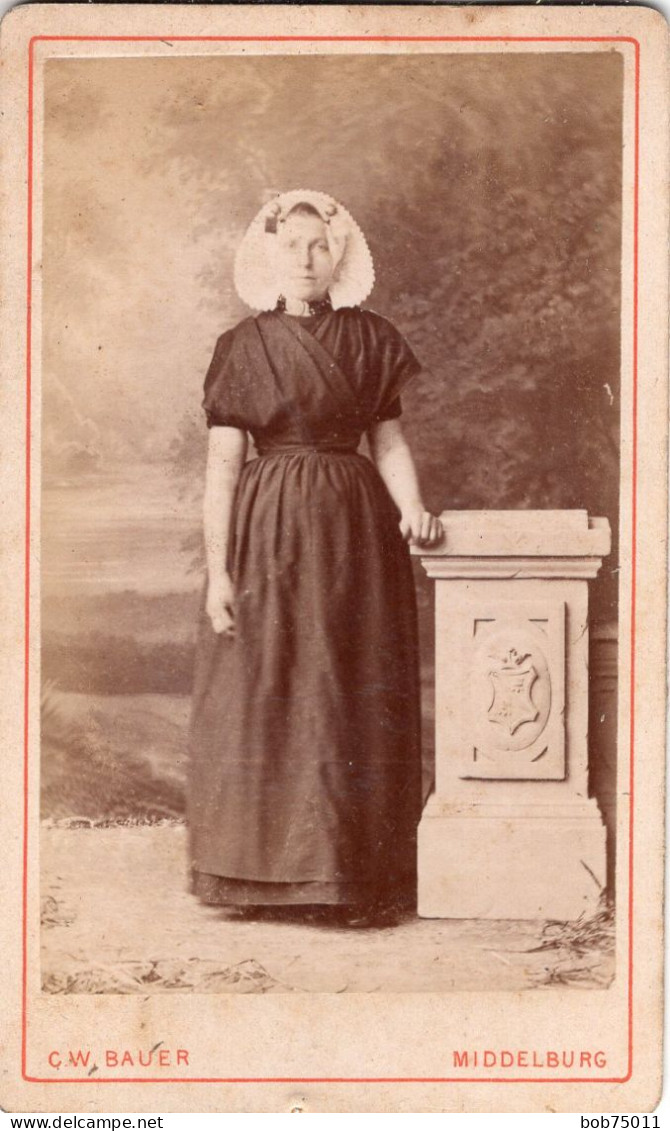 Photo CDV D'une Jeune Fille  élégante Posant Dans Un Studio Photo A Middelburg ( Pays-Bas ) - Oud (voor 1900)