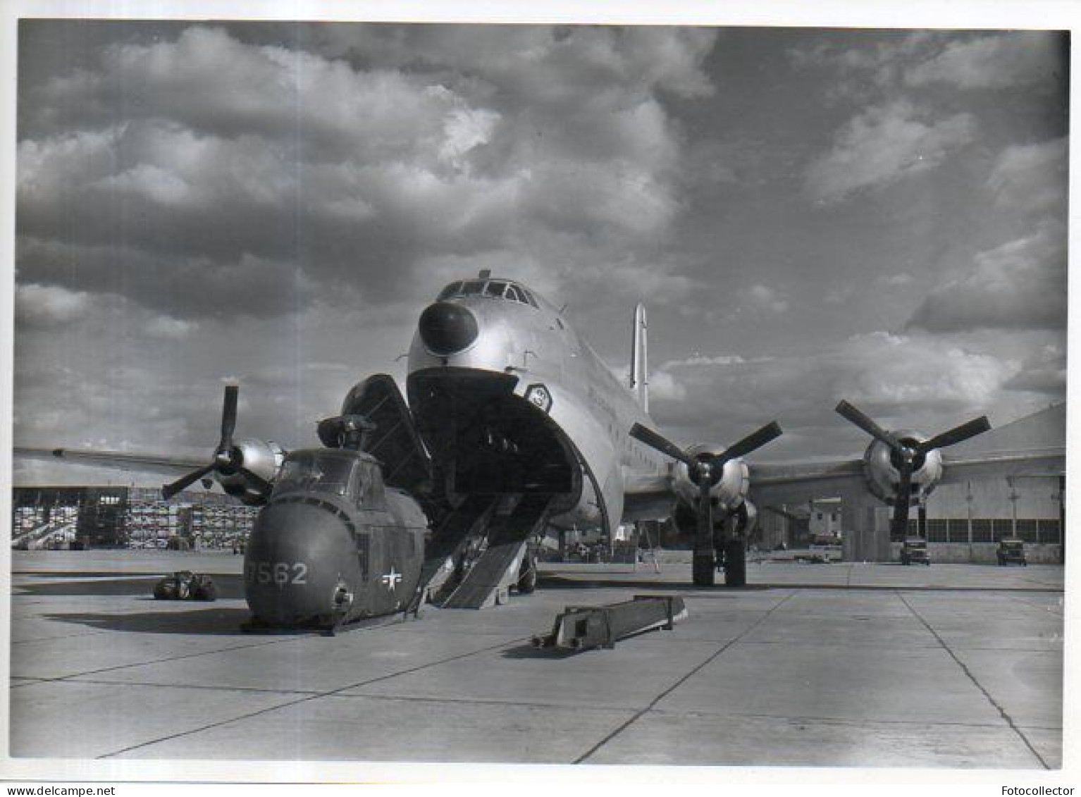 Canada Goose Bay : Avion Douglas C124 Chargé D'un Hélicoptère Sikorsky H19 Le 8 Septembre 1955 - Luftfahrt