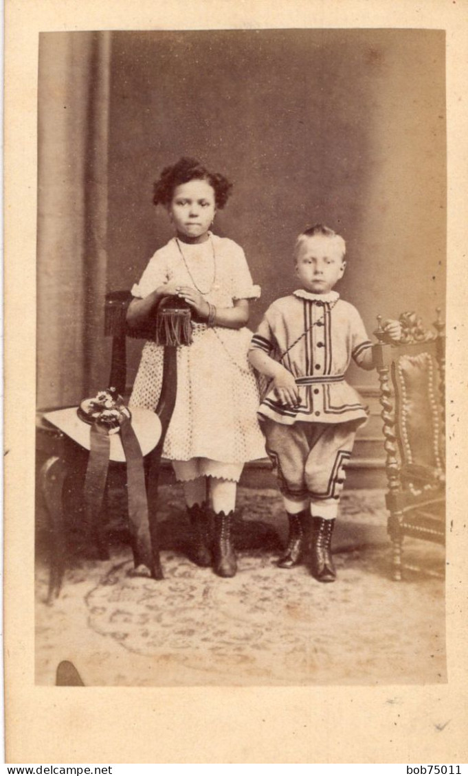 Photo CDV D'une Jeune Fille élégante Avec  Un Petit Garcon Posant Dans Un Studio Photo A Nijmegen ( Pays-Bas ) - Ancianas (antes De 1900)