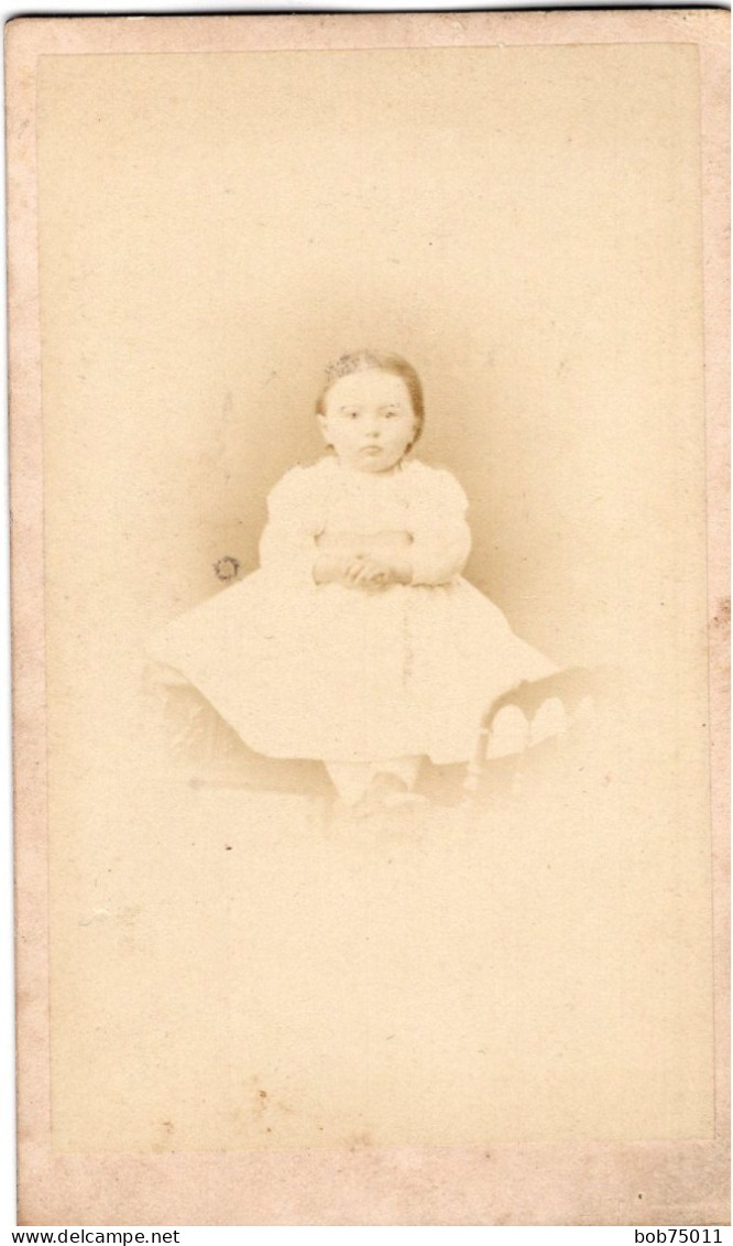 Photo CDV D'une Petite Fille  élégante Posant Dans Un Studio Photo A Caen - Ancianas (antes De 1900)