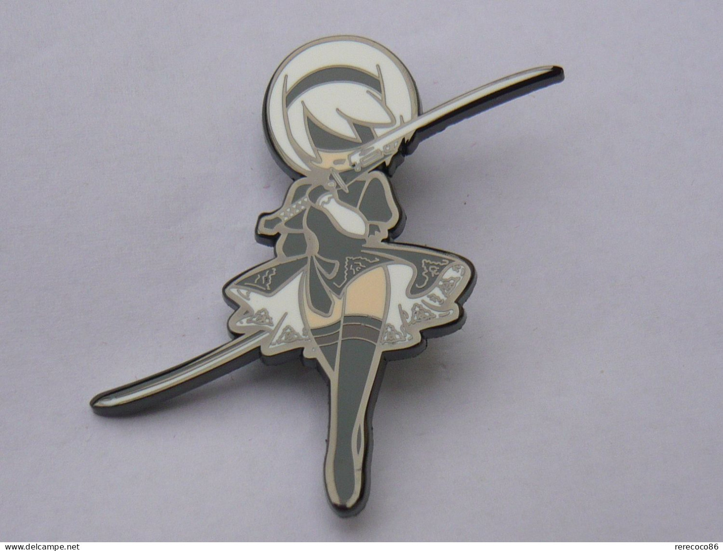 RARE BIG Pins HEROINE A2 NIER AUTOMATA MANGA PERSONNAGE PRINCIPAL 5 X 4,5 Cm 2 ATTACHES NEUF - Stripverhalen