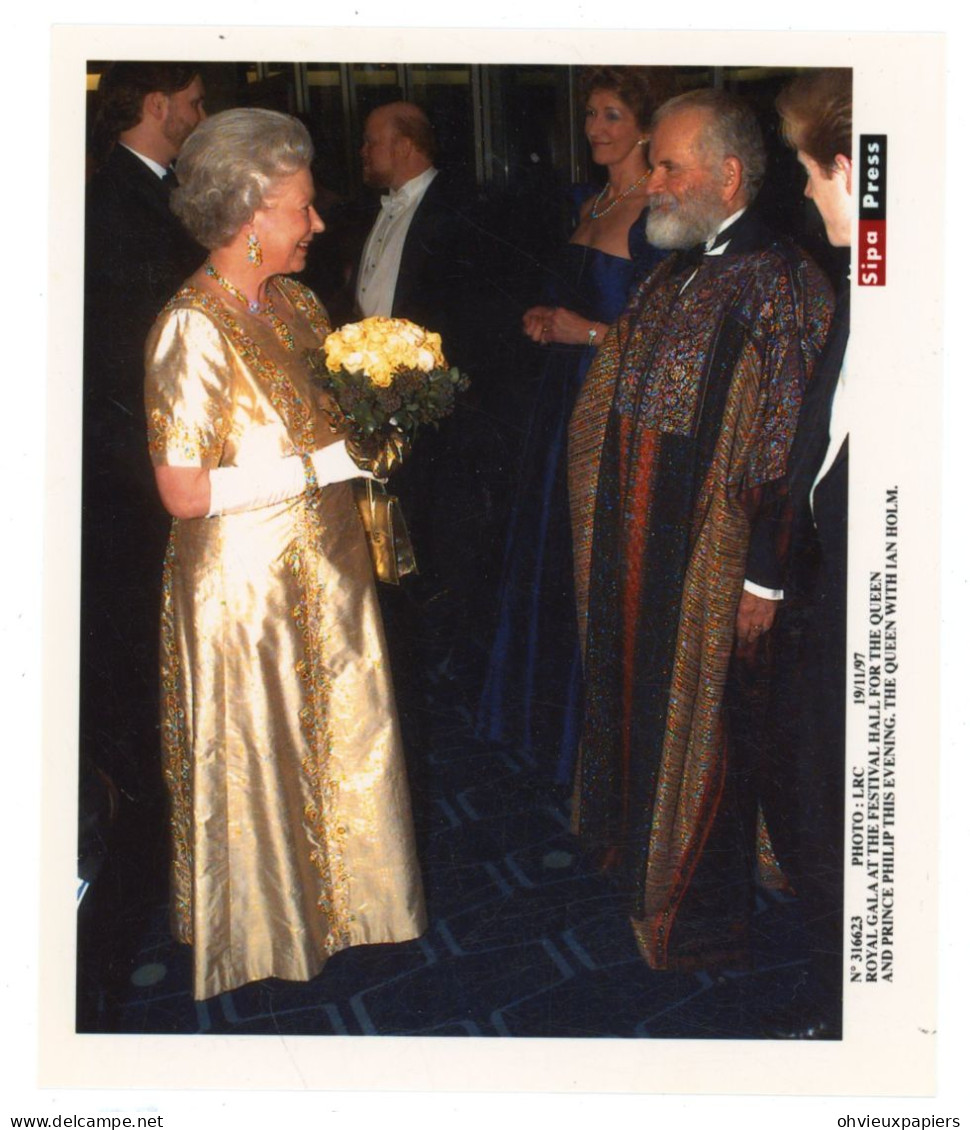ROYAL GALA  AT THE FESTIVAL HALL FOR THE QUEEN AND PRINCE PHILP THIS EVENING . THE QUEEN WITH IAN HOLM 1997 - Persone Identificate