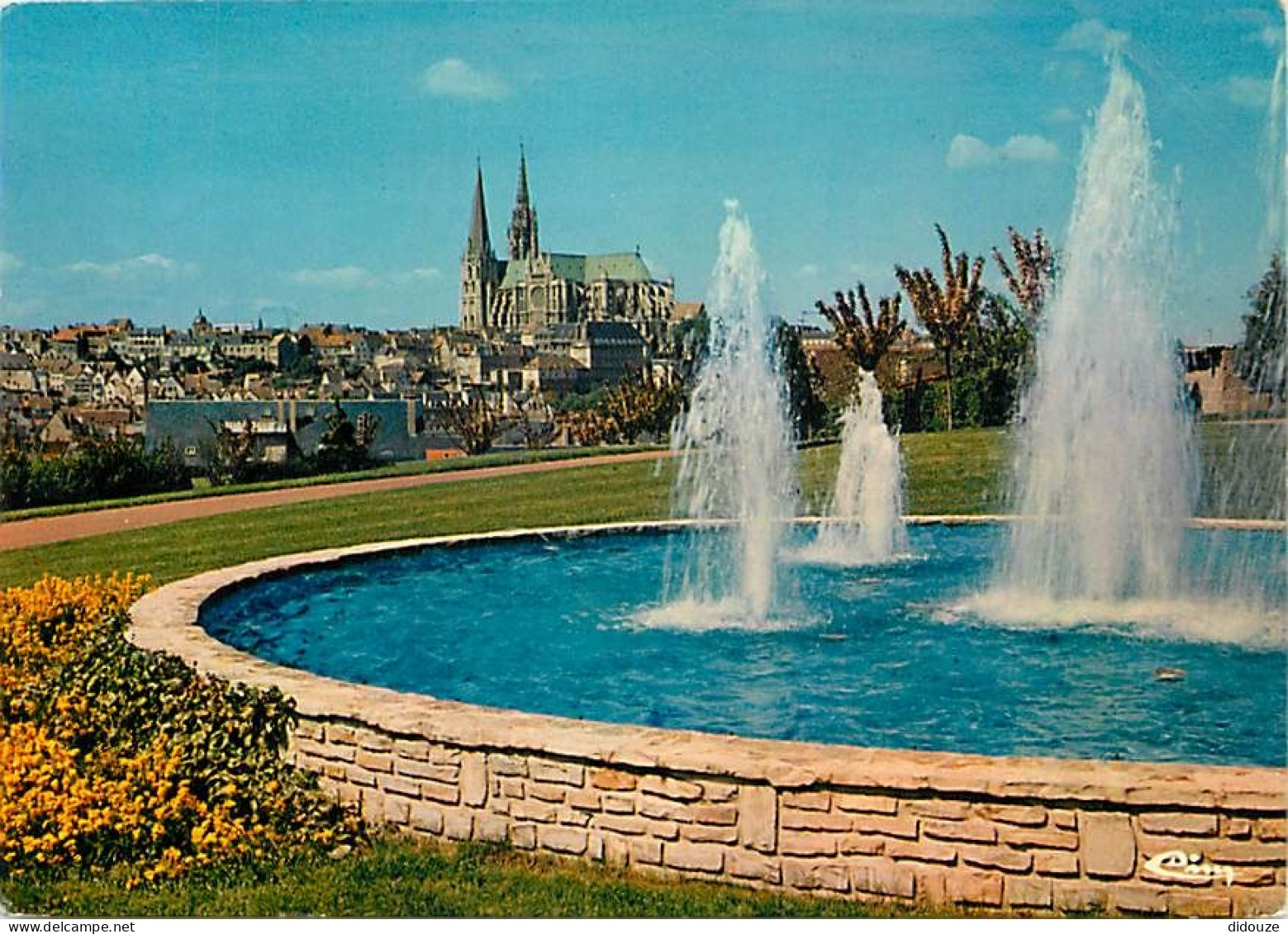 28 - Chartres - La Cathédrale Et Les Jets D'eau Vus Depuis La Route D'Ablis - CPM - Voir Scans Recto-Verso - Chartres
