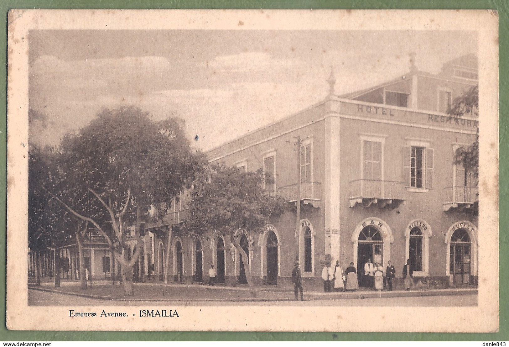 CPA Vue Peu Courante - EGYPTE - ISMAÏLIA - EMPRESS AVENUE - Animation Devant L'Hôtel Bar Restaurant - Ismailia