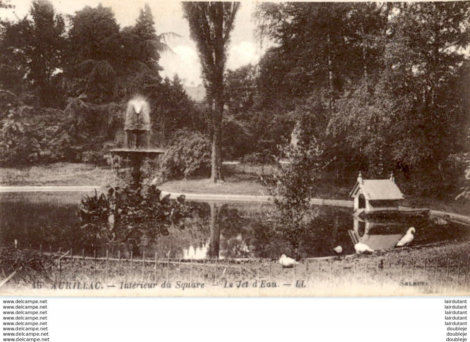 D15  AURILLAC  Intérieur Du Square- Le Jet D'eau   ..... - Aurillac