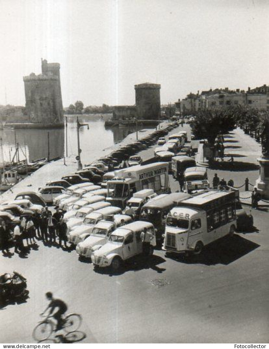 La Rochelle (17) : Rassemblement De Véhicules Publicitaires Sur Le Port (nombreuses Citroen) - Automobiles