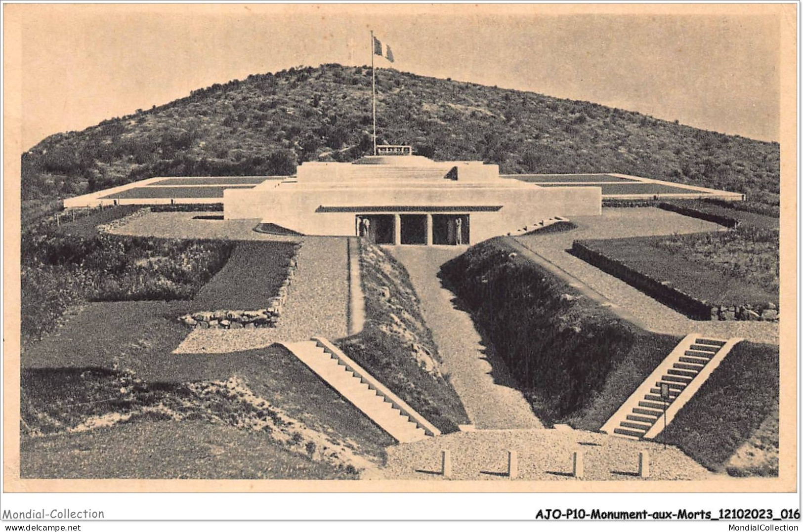 AJOP10-1031 - MONUMENT-AUX-MORTS - Monument Aux Morts - Avec Hartmannswillerkopf - Oorlogsmonumenten