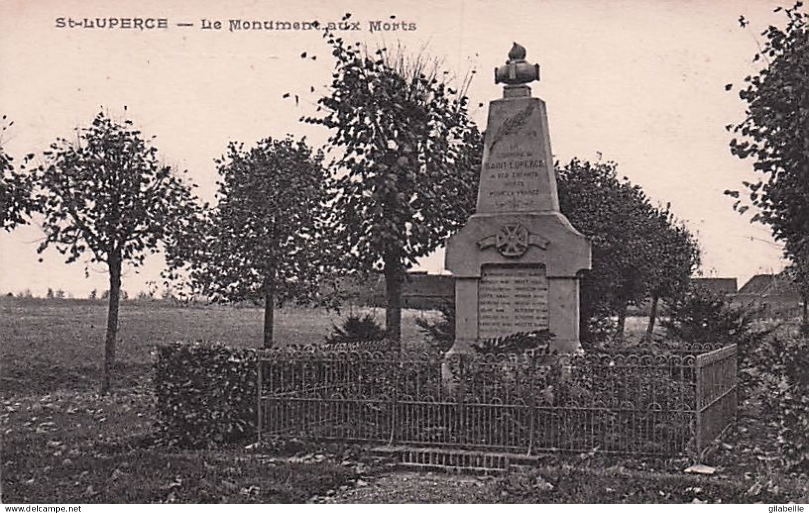 28 - SAINT LUPERCE - Le Monument Aux Morts - Sonstige & Ohne Zuordnung