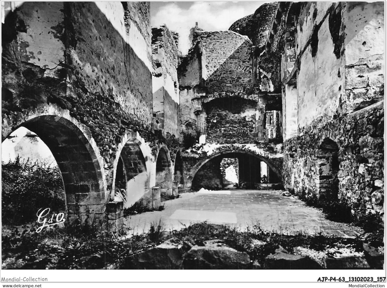 AJPP4-63-0493 -  L'AUVERGNE - Chateau Feodal De MUROL - La Salle Des Chevaliers Et Le Cloitre - Auvergne Types D'Auvergne
