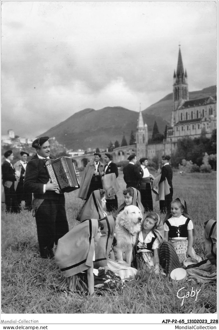 AJPP2-65-0269 - LA BIGORRE - LOURDES - Chanteurs Montagnards Et Petites Danseuses Dans Leur Costume Typique De Berger - Bagneres De Bigorre