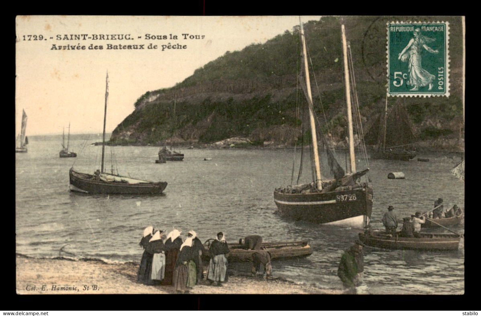 22 - ST-BRIEUC - SOUS LA TOUR - ARRIVEE DES BATEAUX DE PECHE - CARTE COLORISEE - Saint-Brieuc