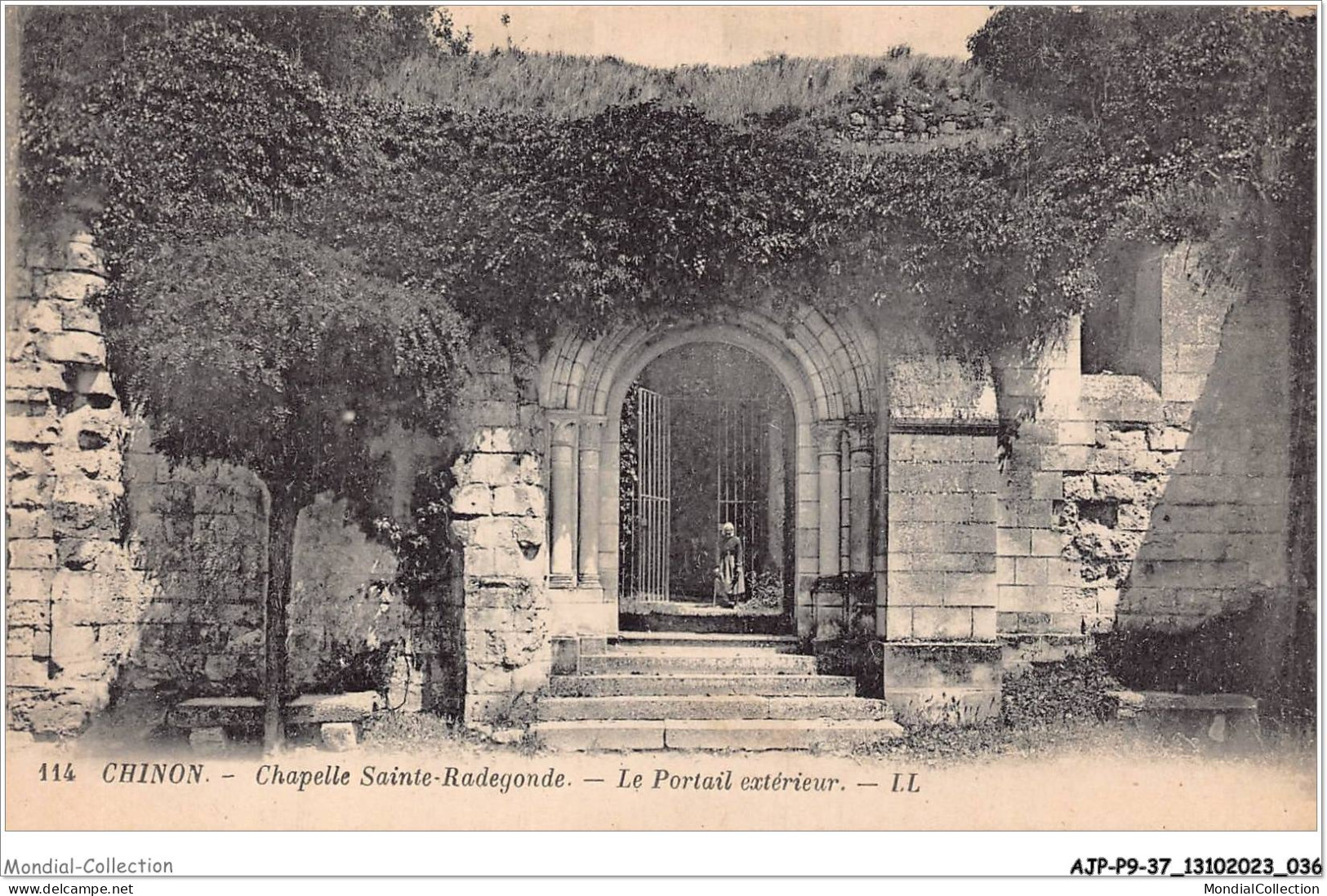 AJPP9-37-0915 - CHINON - Chapelle Sainte-Radegonde - Le Portail Exterieur - Chinon