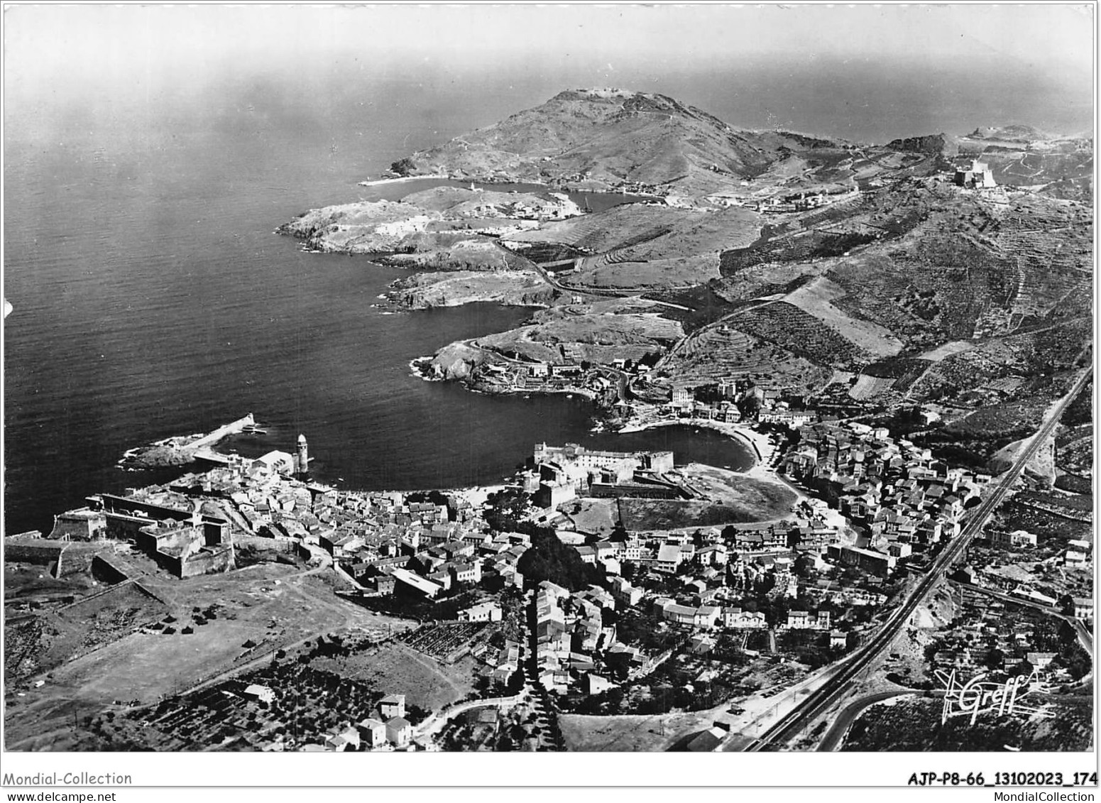 AJPP8-66-0892 - LES PYRENEES - EN ROUSSILLON - COLLIOURE - Vue Aerienne - La Ville Et La Cote Vers Port-Vendres  - Collioure