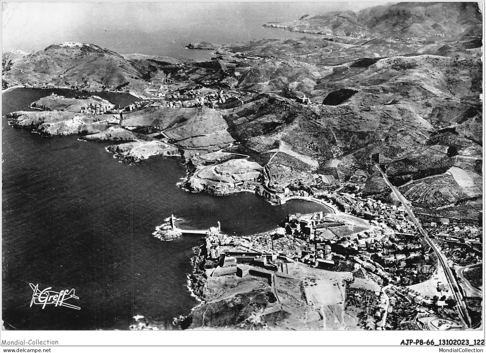 AJPP8-66-0866 - LES PYRENEES - EN ROUSSILLON - COLLIOURE - Vue Aerienne - Ensemble De La Ville Vers Port-vendres  - Roussillon