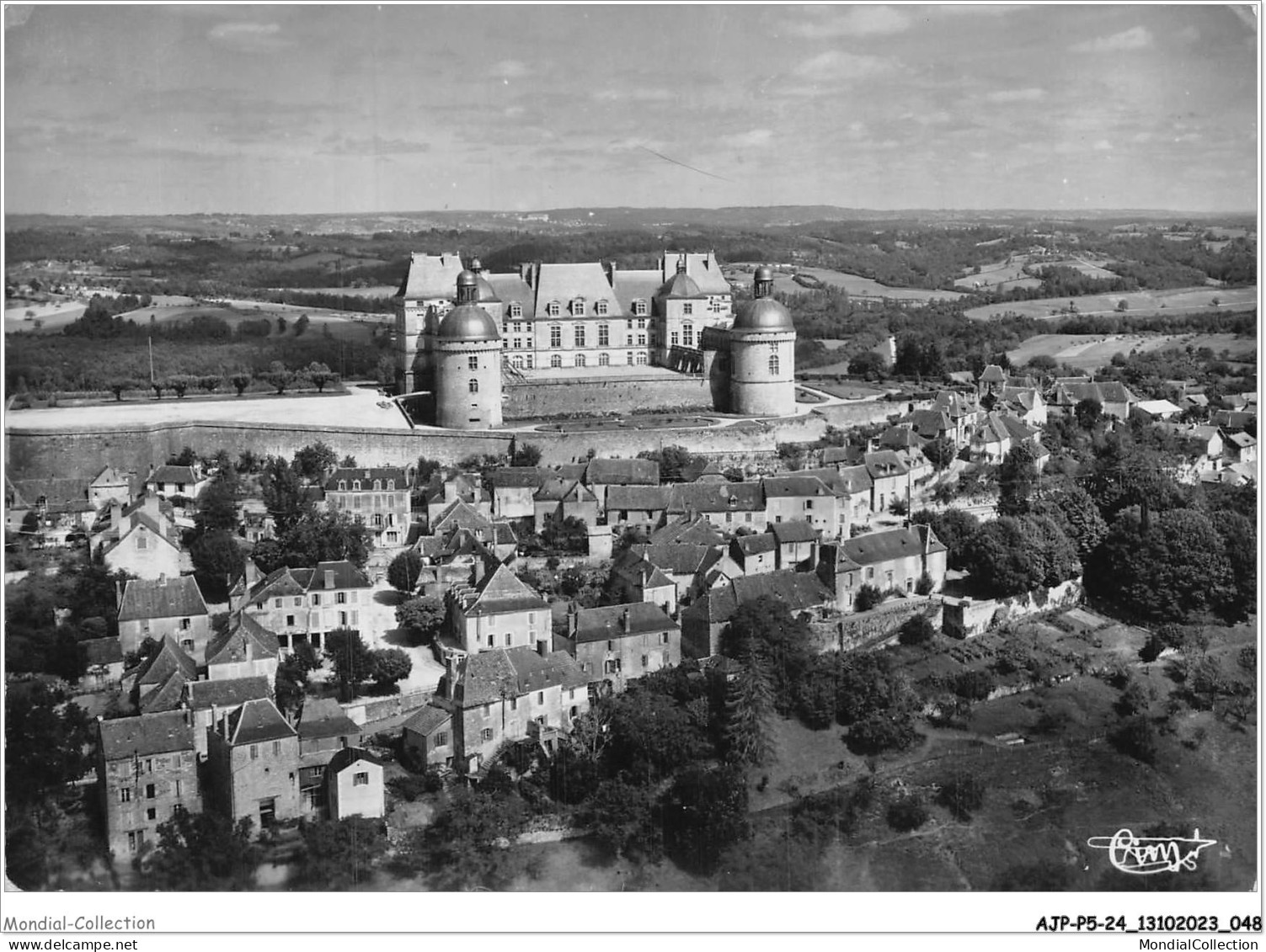 AJPP5-24-0554 - HAUTEFORT - Vue Aerienne - Le Chateau Et Le Centre De La Ville - Hautefort