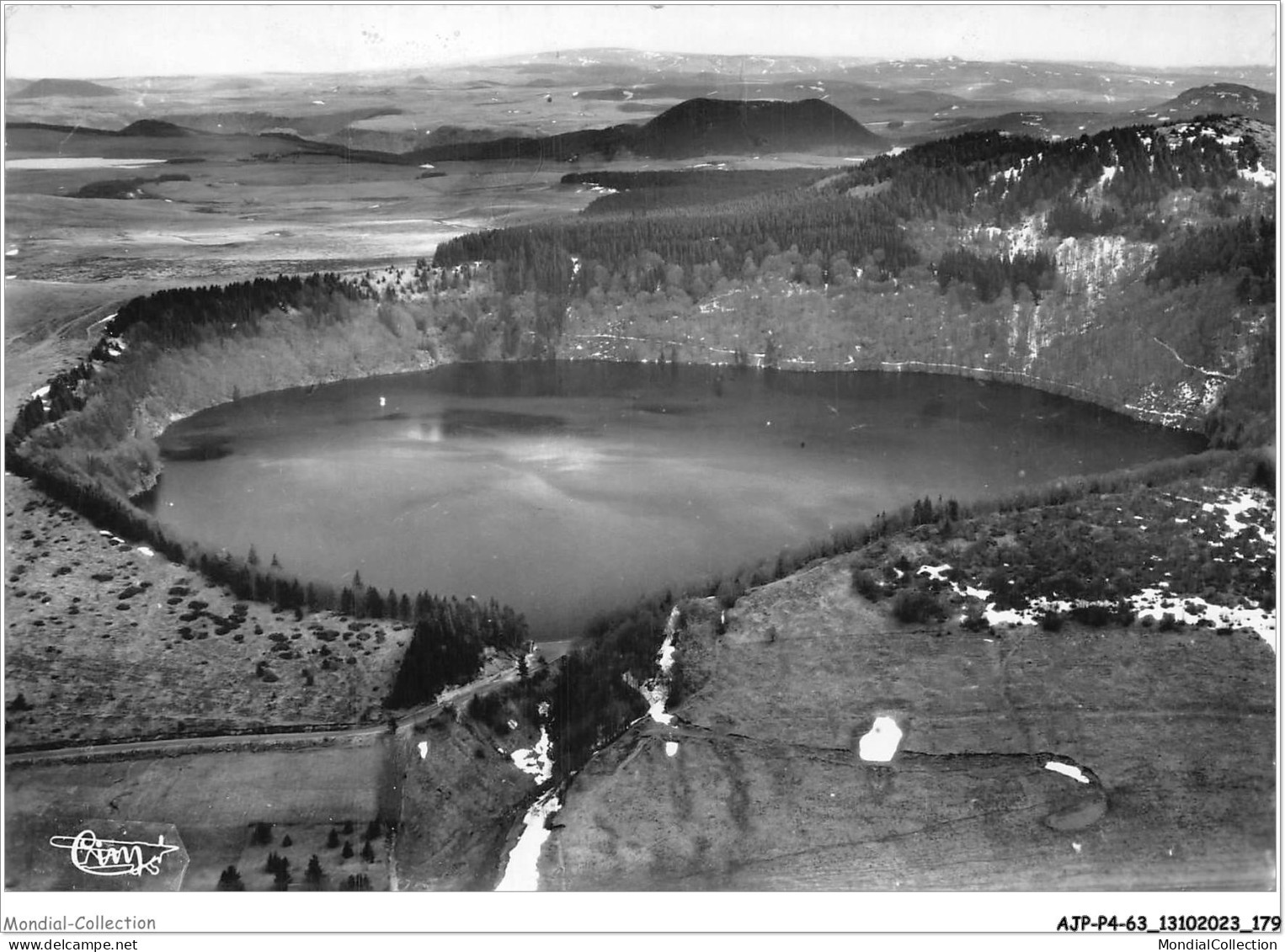 AJPP4-63-0504 - Le Lac PAVIN - Vue Aerienne - A Gauche - Le Lac Bourdouze Et Au Centre Le Puy Boise De Montcineyre - Autres & Non Classés
