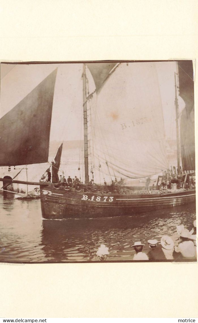 BATEAU DE PÊCHE - Voilier Ville à Identifier (photo Années 1900, Format 8,8cm X 8,5cm) - Schiffe