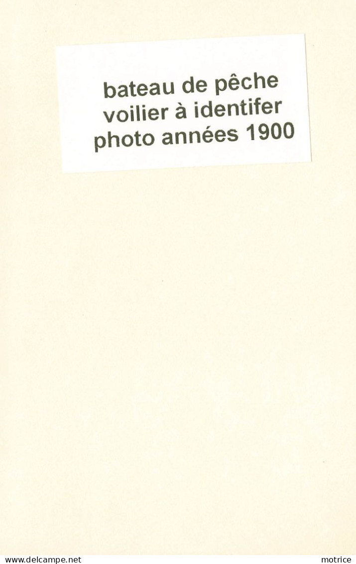 BATEAU DE PÊCHE - Voilier Ville à Identifier (photo Années 1900, Format 8,8cm X 8,5cm) - Schiffe