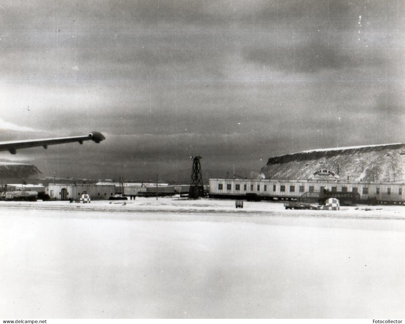 Groenland Thulé 1957 : Les Bâtiments De La Base Aérienne Avec Le Mont Dundas En Arrière Plan - War, Military