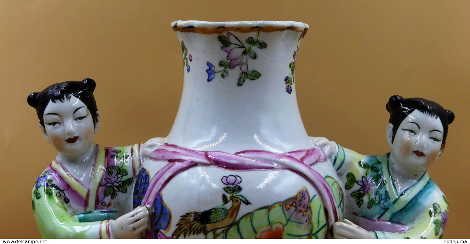 Chine Vase Periode Republique (1910/1949) à Decor De Jeunes Dames - Art Asiatique