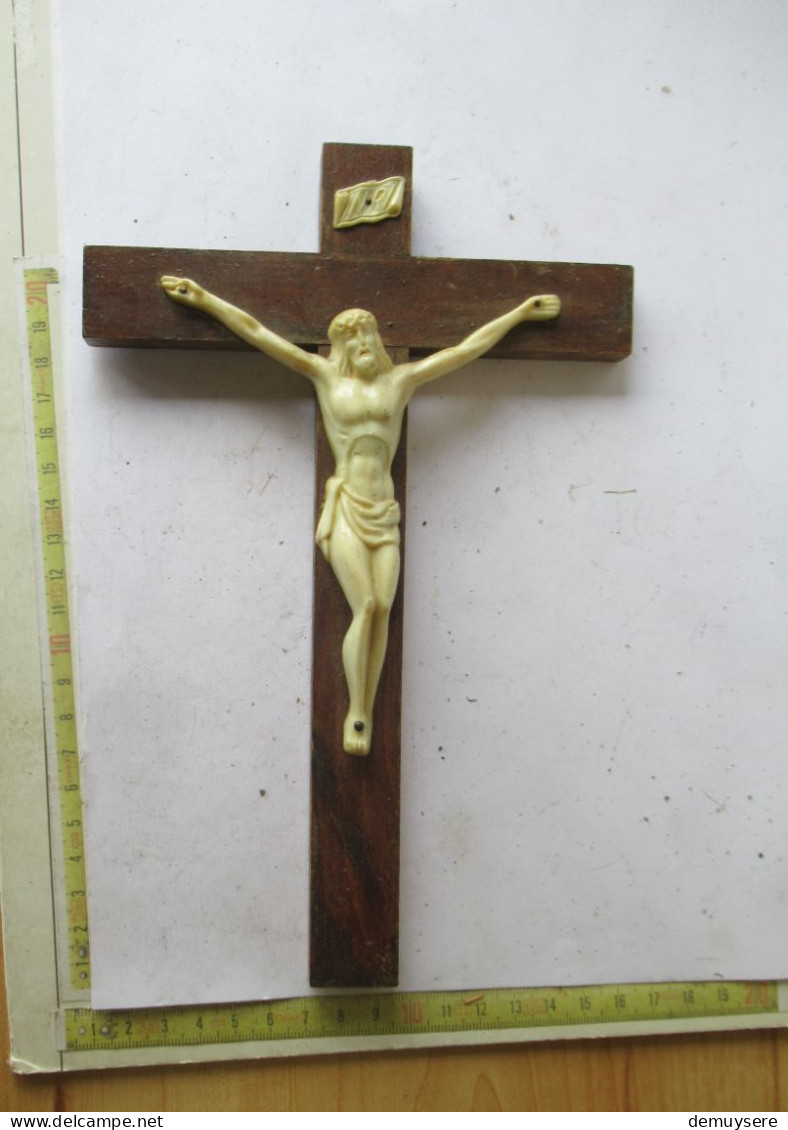 Lade 35 - Crucifix En Bois Avec Jésus En Plastique - Houten Kruisbeeld Met Plastieken Jezus - Religion & Esotericism