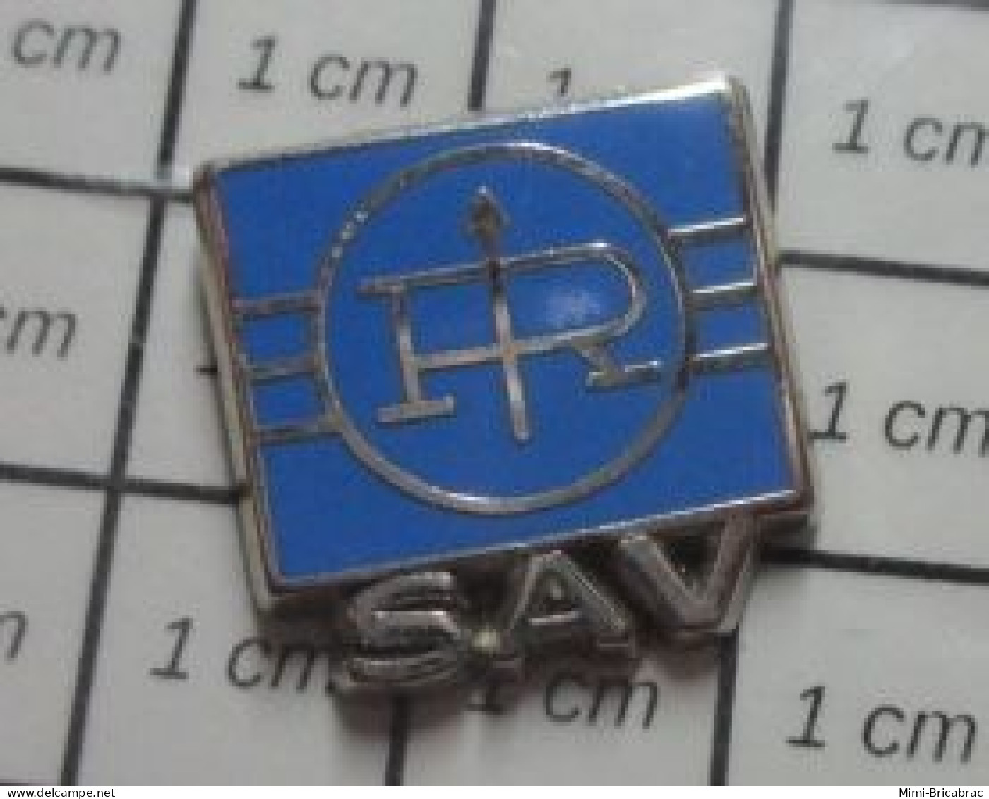 611C Pin's Pins / Beau Et Rare / MARQUES / LETTRE R AVEC UNE FLECHE SAV SERVICE APRES VENTE - Trademarks