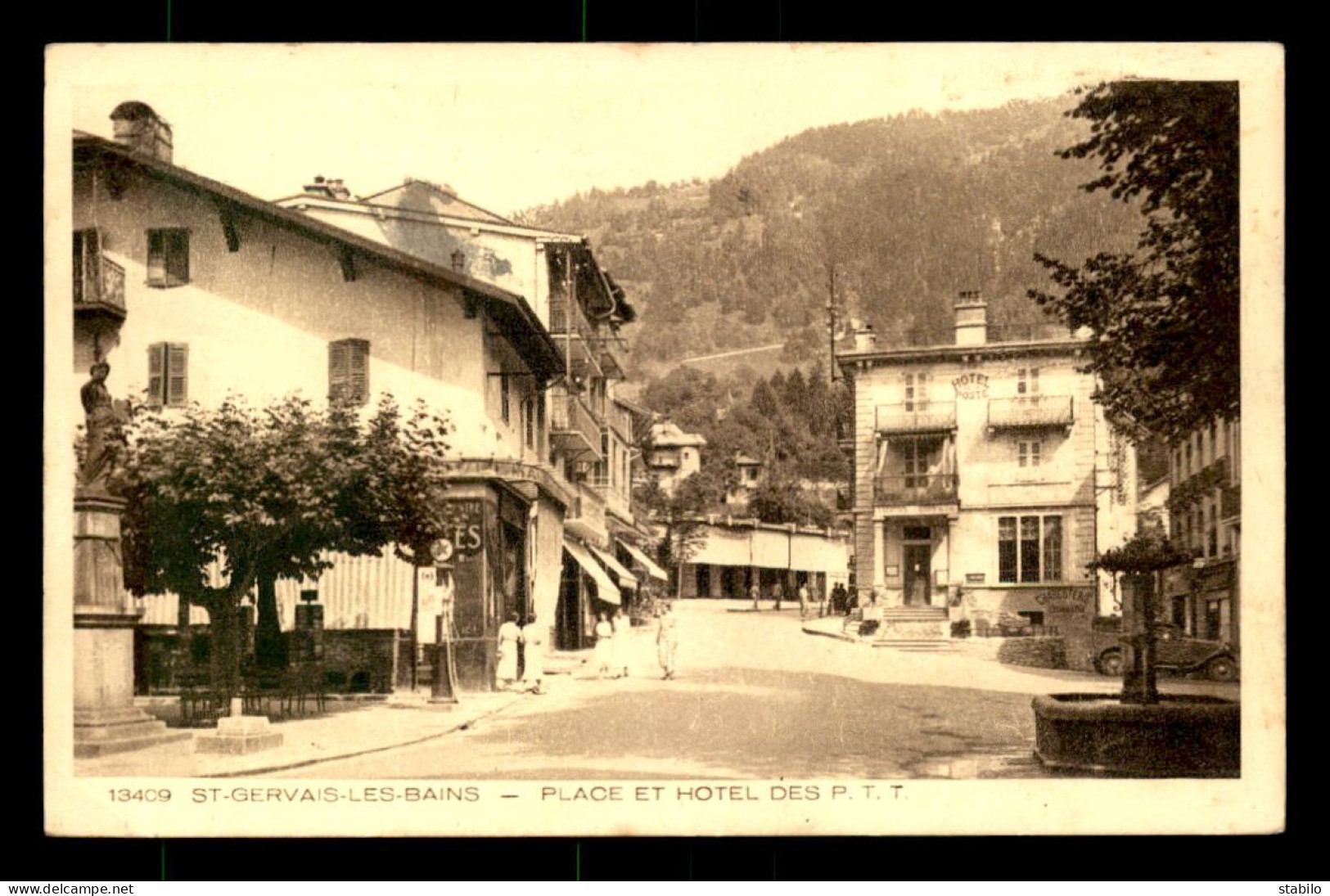 74 - ST-GERVAIS-LES-BAINS - PLACE ET HOTEL DES P.T.T. - POMPE A ESSENCE AZUR - Saint-Gervais-les-Bains