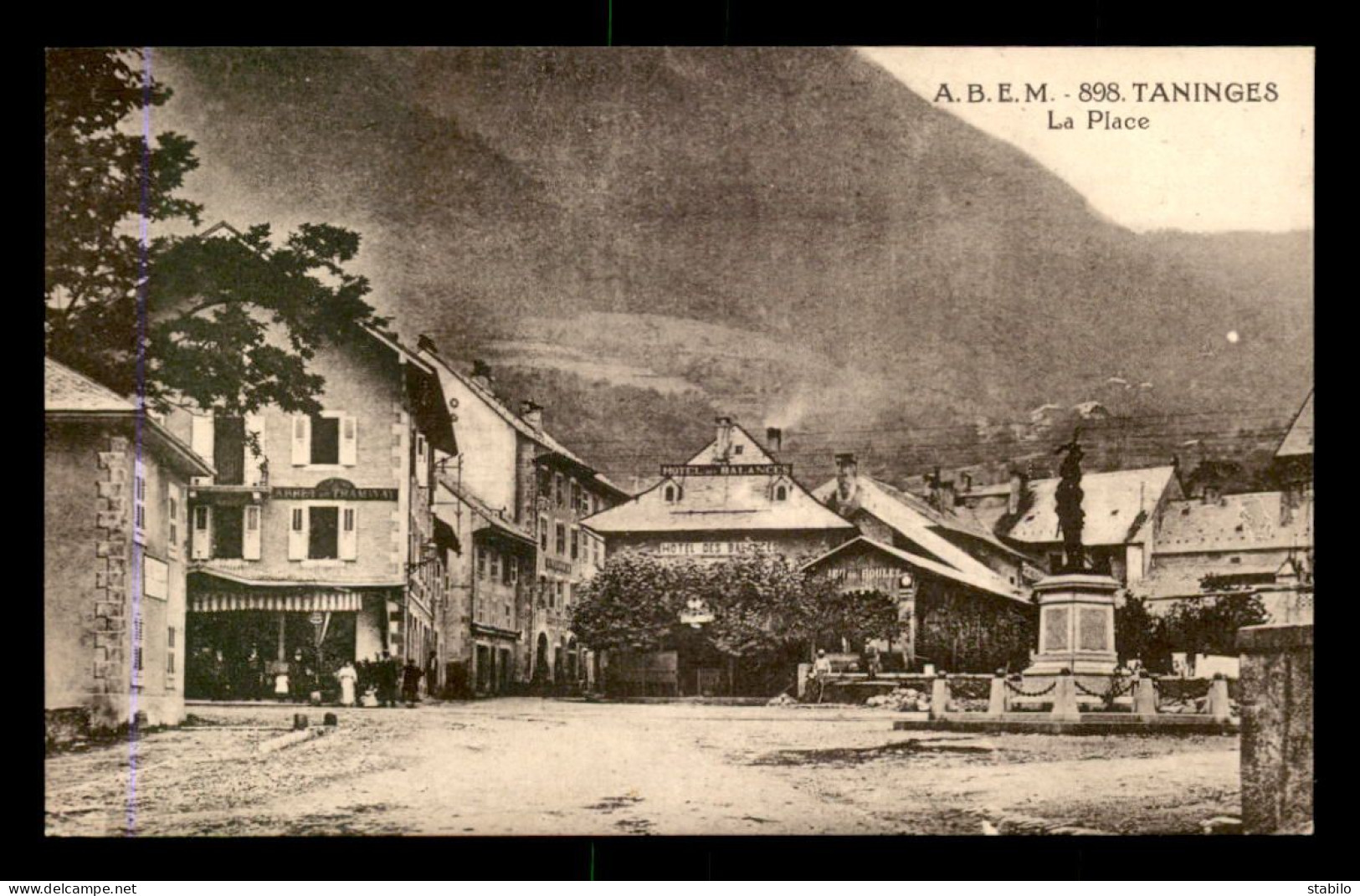 74 - TANINGES - LA PLACE - HOTEL DES BALANCES - JEU DE BOULES - Taninges