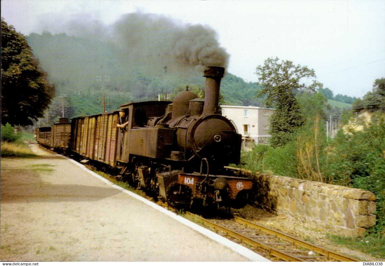 LA MALLET  104 ARRIVE EN GARE DE LAQUENNE . . . . - Treni