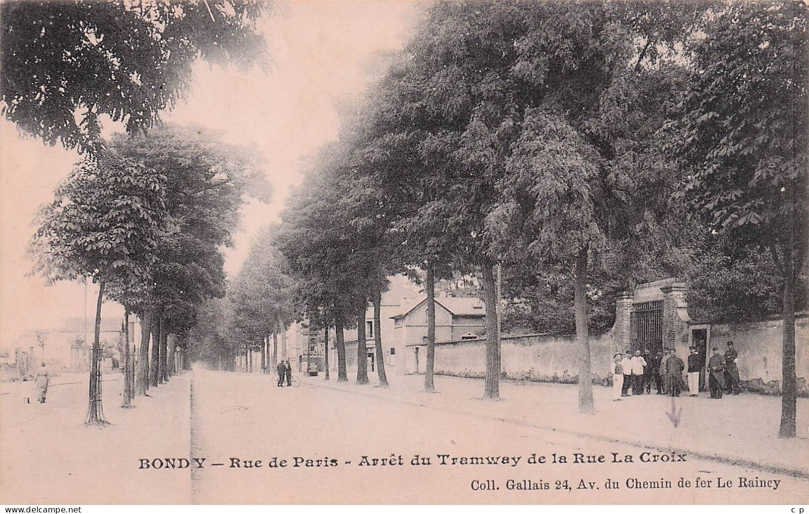 Bondy - Rue De Paris  - Arret Du Tramway Et Rue De La Croix   CPA °J - Bondy