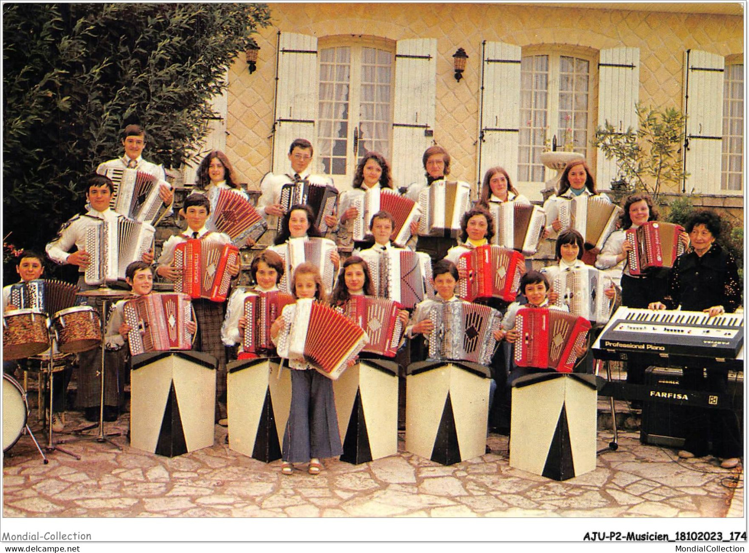 AJUP2-0185 - MUSICIEN - Les Bleuets De BERGERAC - Direction JANE DANIAS  - Music And Musicians