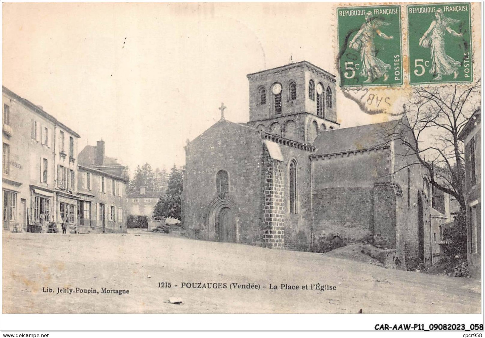 CAR-AAWP11-85-0867 - POUZAUGES - La Place Et L'église - Pouzauges