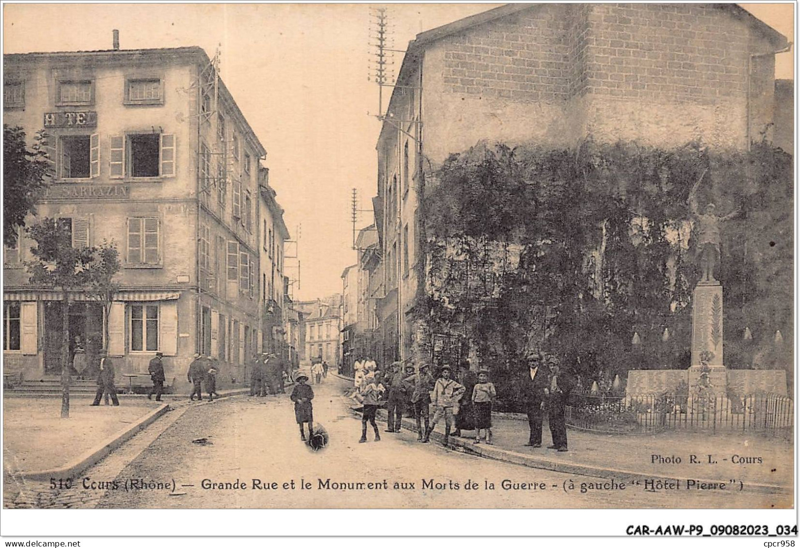 CAR-AAWP9-69-0669 - COURS - Grande Rue Et Le Monument Aux Morts De La Guerre - Cours-la-Ville